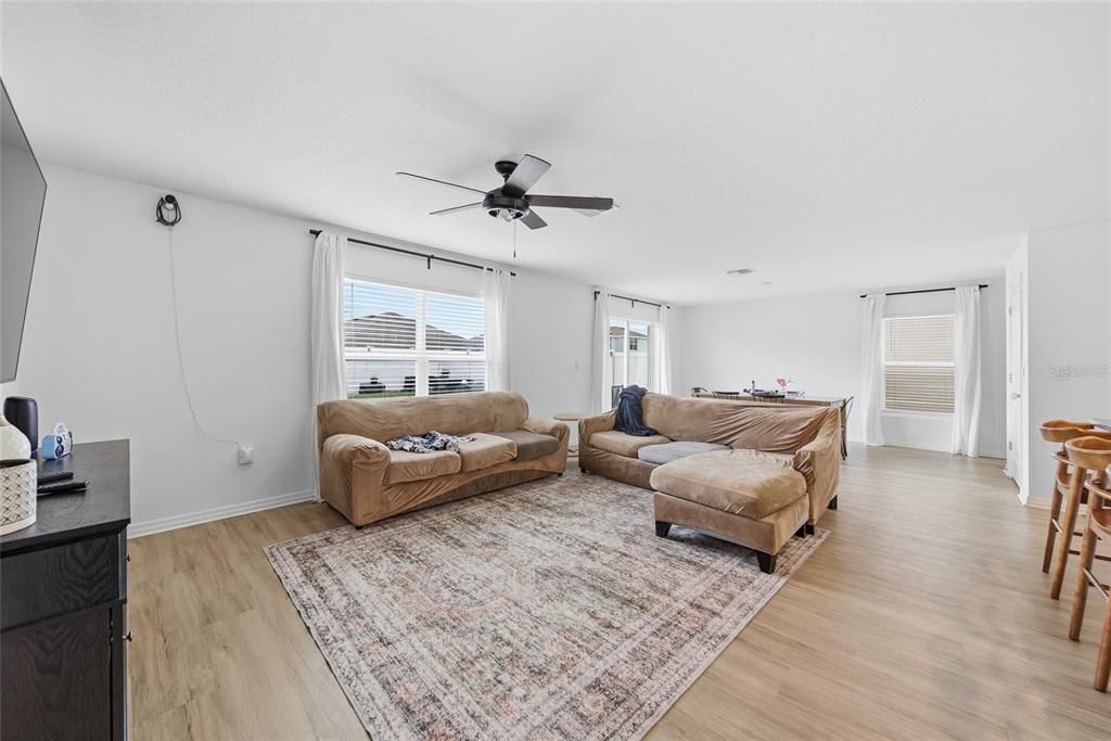 Activo con contrato: $330,000 (4 camas, 2 baños, 2238 Pies cuadrados)