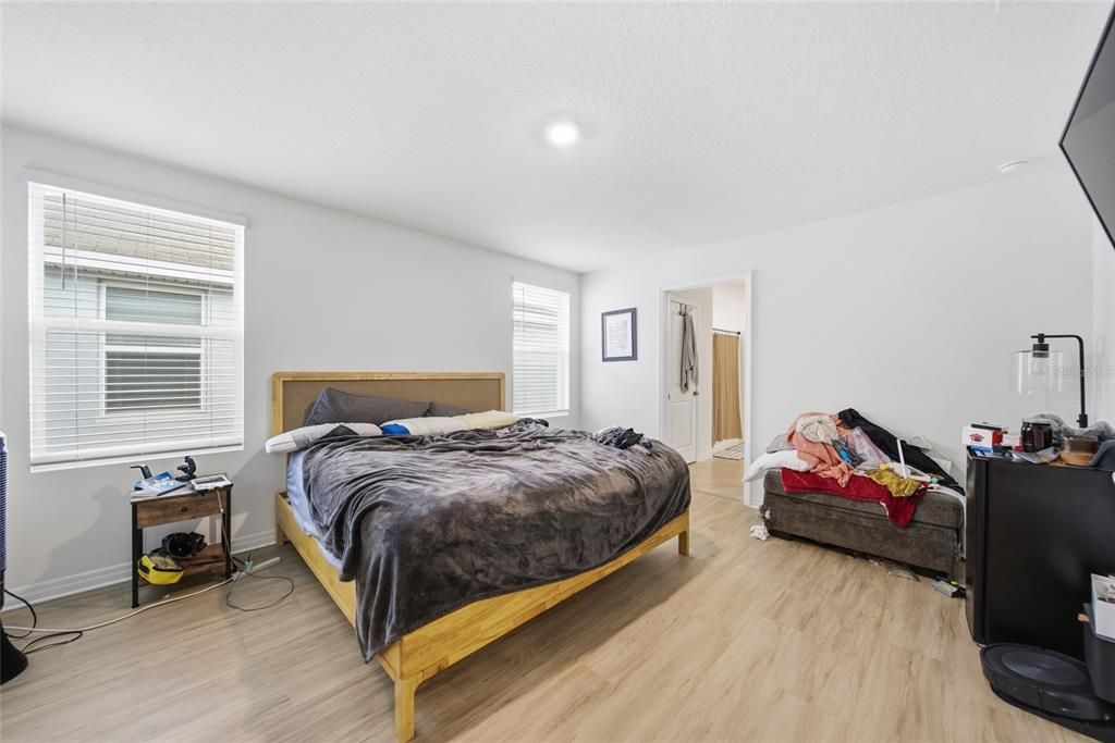 Activo con contrato: $330,000 (4 camas, 2 baños, 2238 Pies cuadrados)