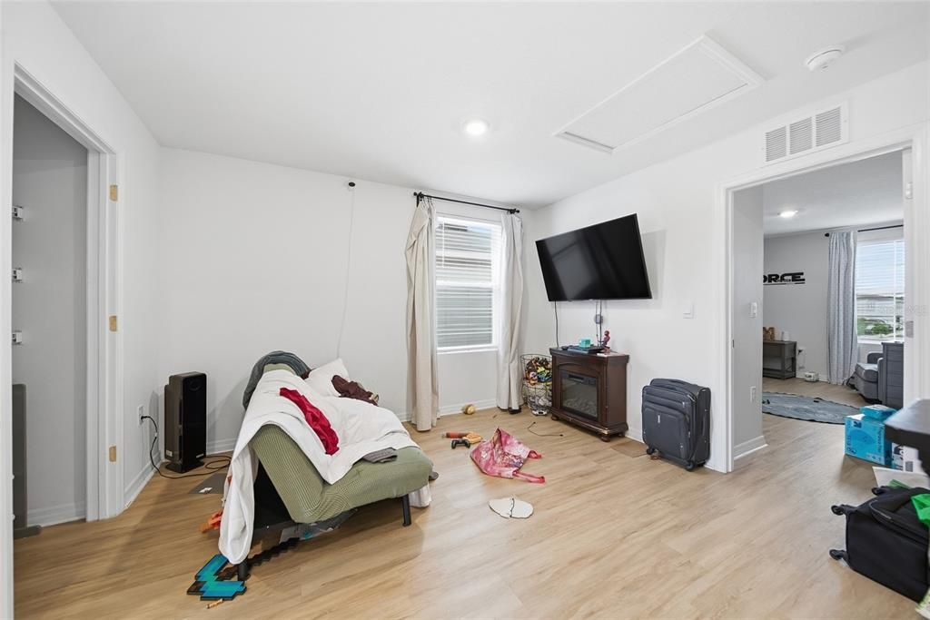 Activo con contrato: $330,000 (4 camas, 2 baños, 2238 Pies cuadrados)