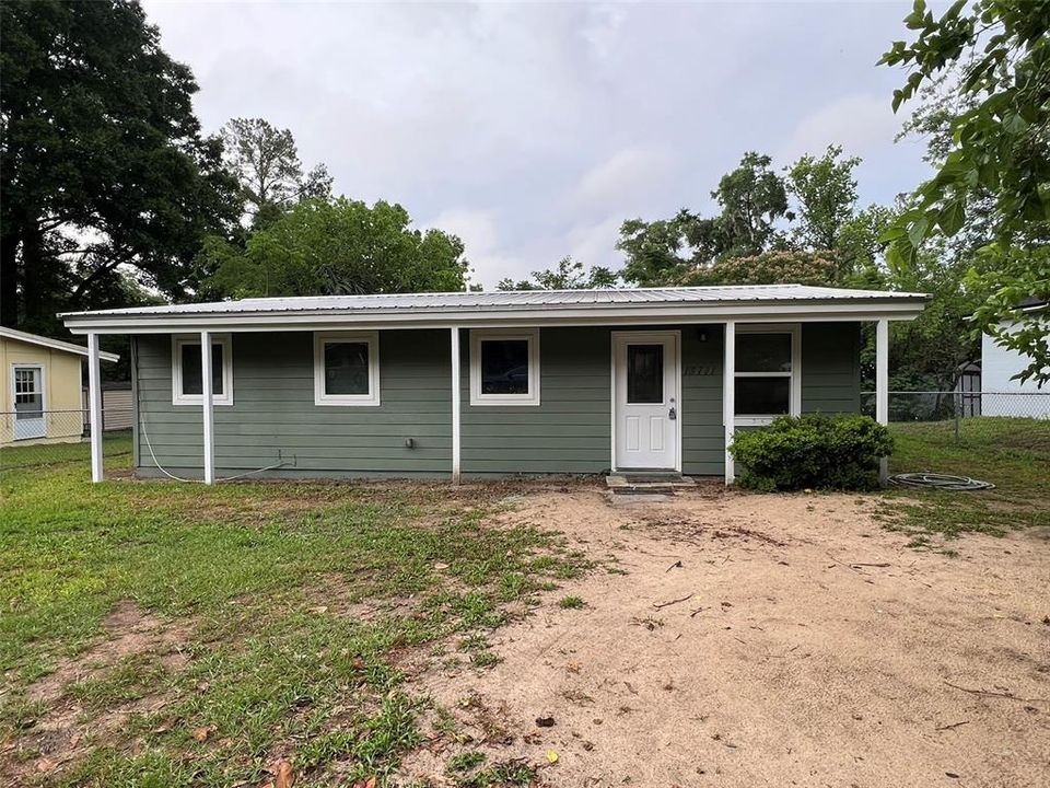 For Rent: $1,600 (4 beds, 2 baths, 888 Square Feet)
