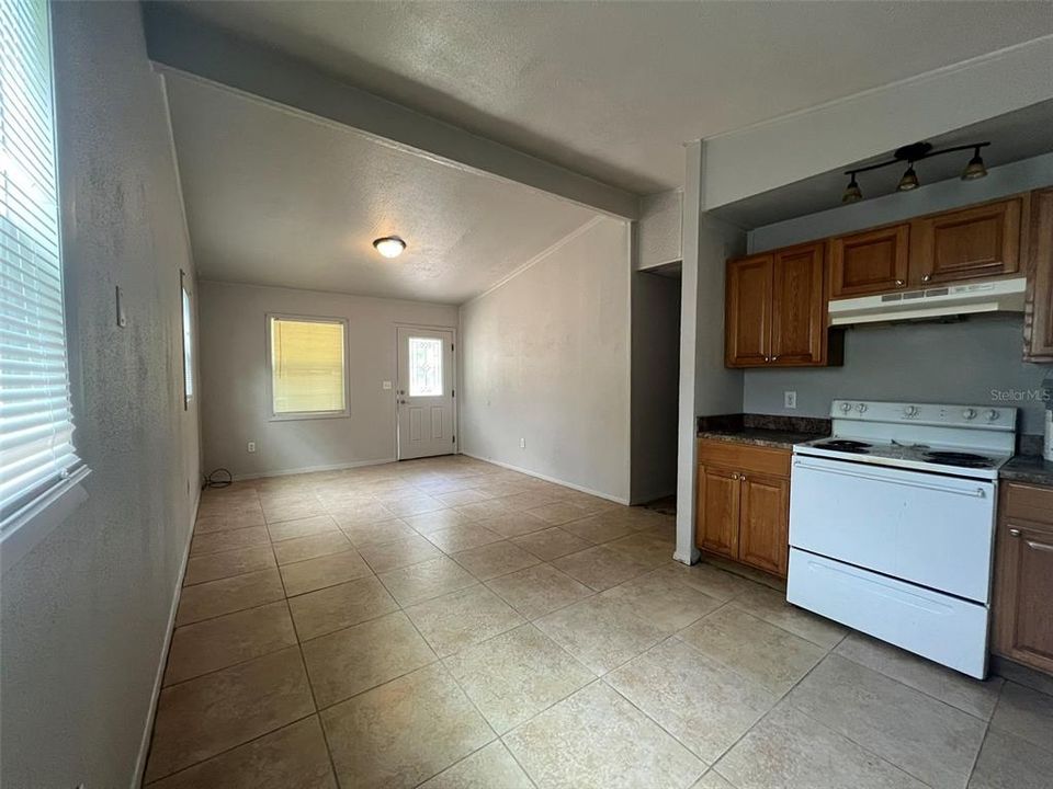 For Rent: $1,600 (4 beds, 2 baths, 888 Square Feet)