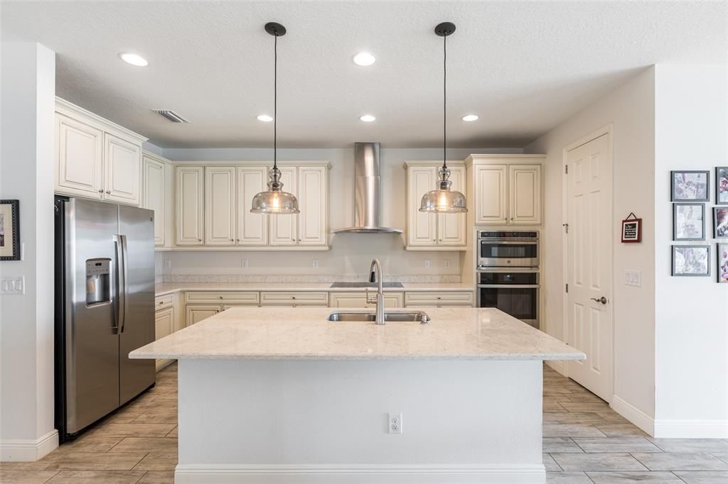 Active With Contract: $385,000 (3 beds, 2 baths, 2100 Square Feet)