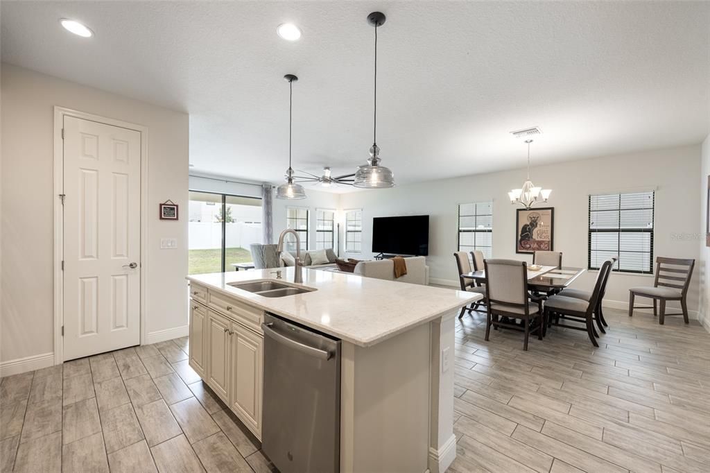 Active With Contract: $385,000 (3 beds, 2 baths, 2100 Square Feet)