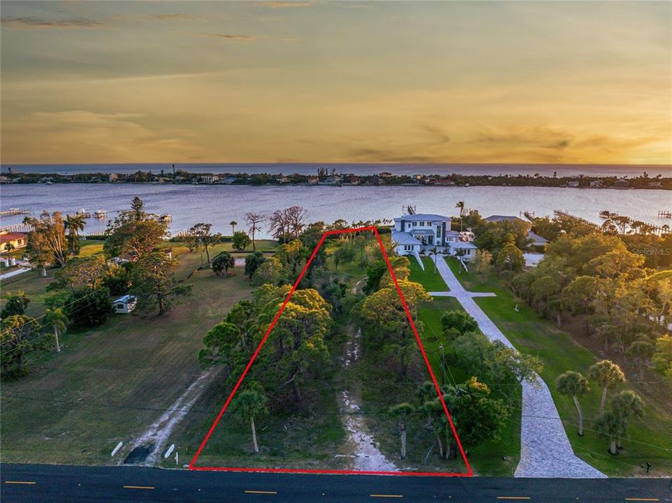 En Venta: $2,295,000 (1.29 acres)