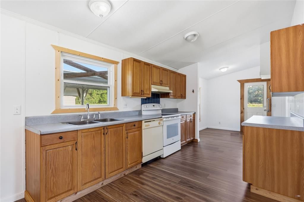 For Sale: $259,000 (3 beds, 2 baths, 1296 Square Feet)