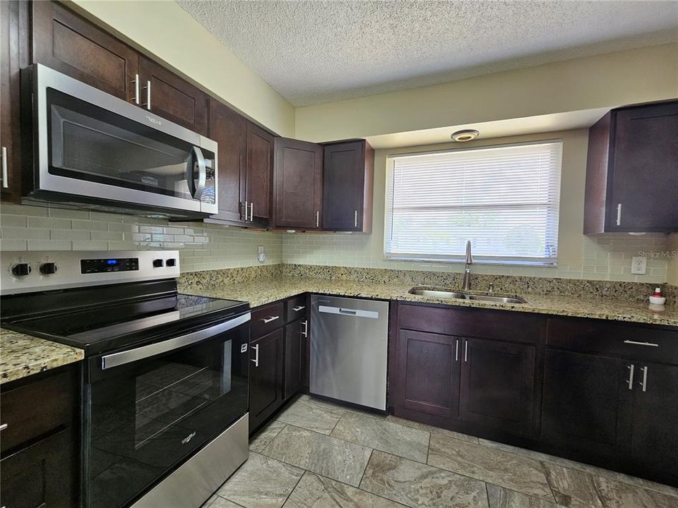 На продажу: $329,900 (3 спален, 2 ванн, 1492 Квадратных фут)