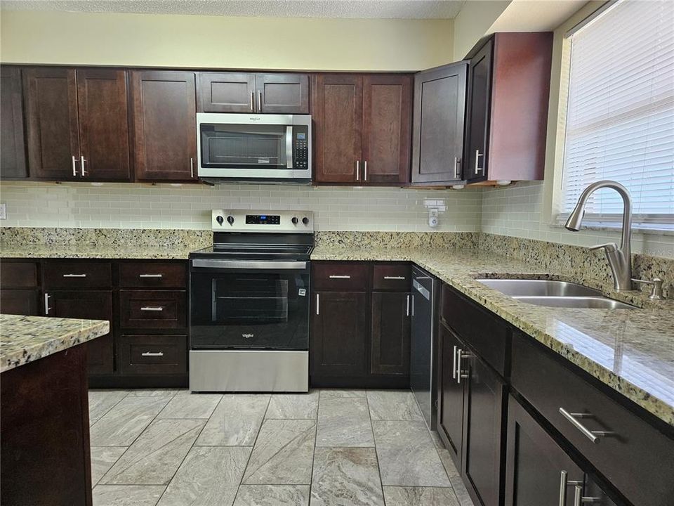 На продажу: $329,900 (3 спален, 2 ванн, 1492 Квадратных фут)