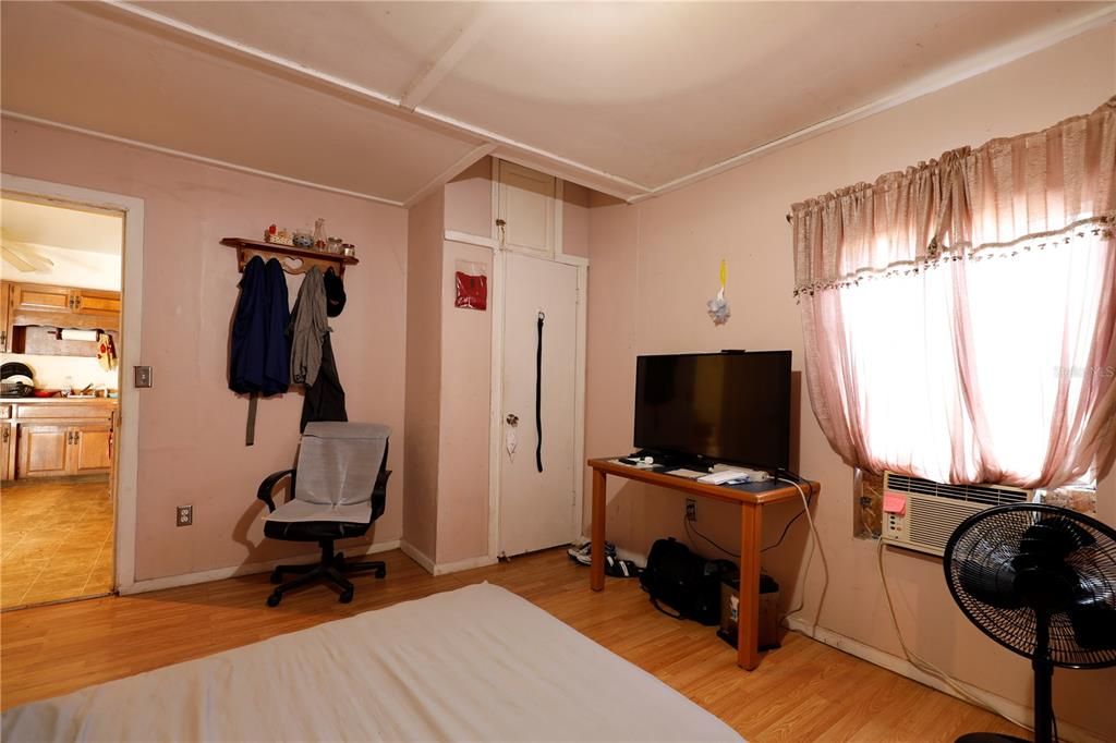 На продажу: $150,000 (3 спален, 2 ванн, 1174 Квадратных фут)