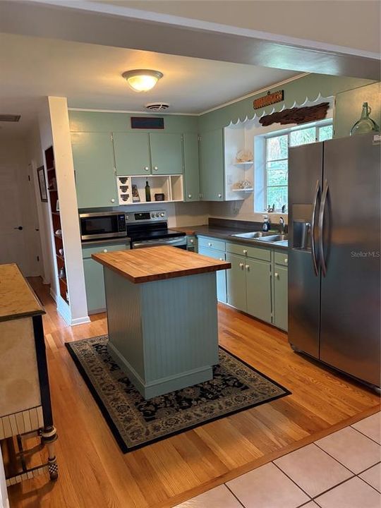 For Sale: $254,900 (2 beds, 1 baths, 1064 Square Feet)