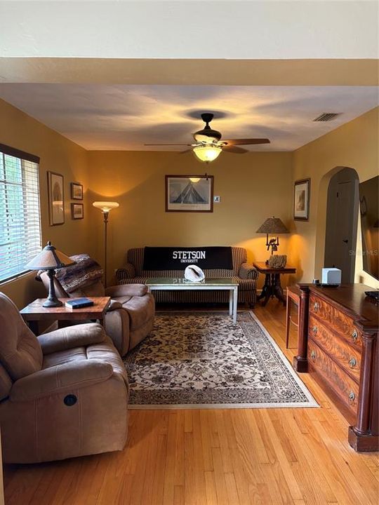 For Sale: $254,900 (2 beds, 1 baths, 1064 Square Feet)
