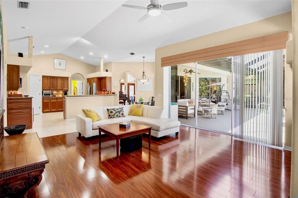Activo con contrato: $949,000 (4 camas, 3 baños, 2809 Pies cuadrados)