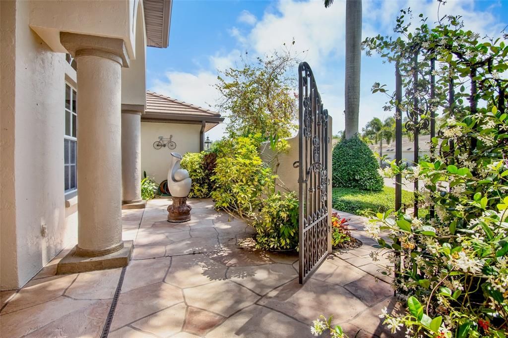 Activo con contrato: $949,000 (4 camas, 3 baños, 2809 Pies cuadrados)