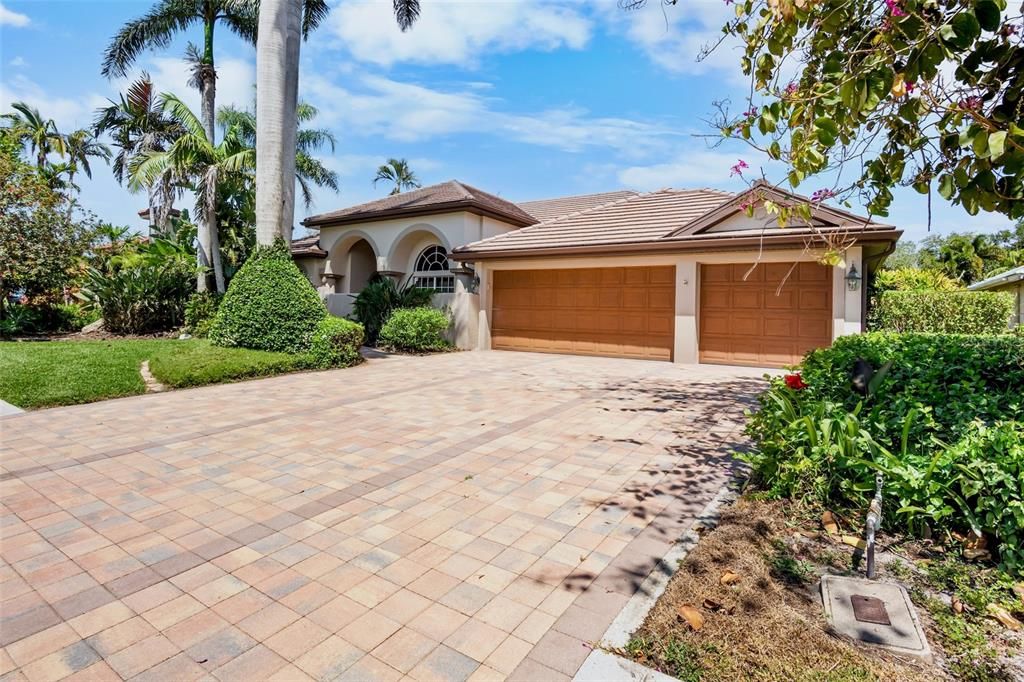 Activo con contrato: $949,000 (4 camas, 3 baños, 2809 Pies cuadrados)