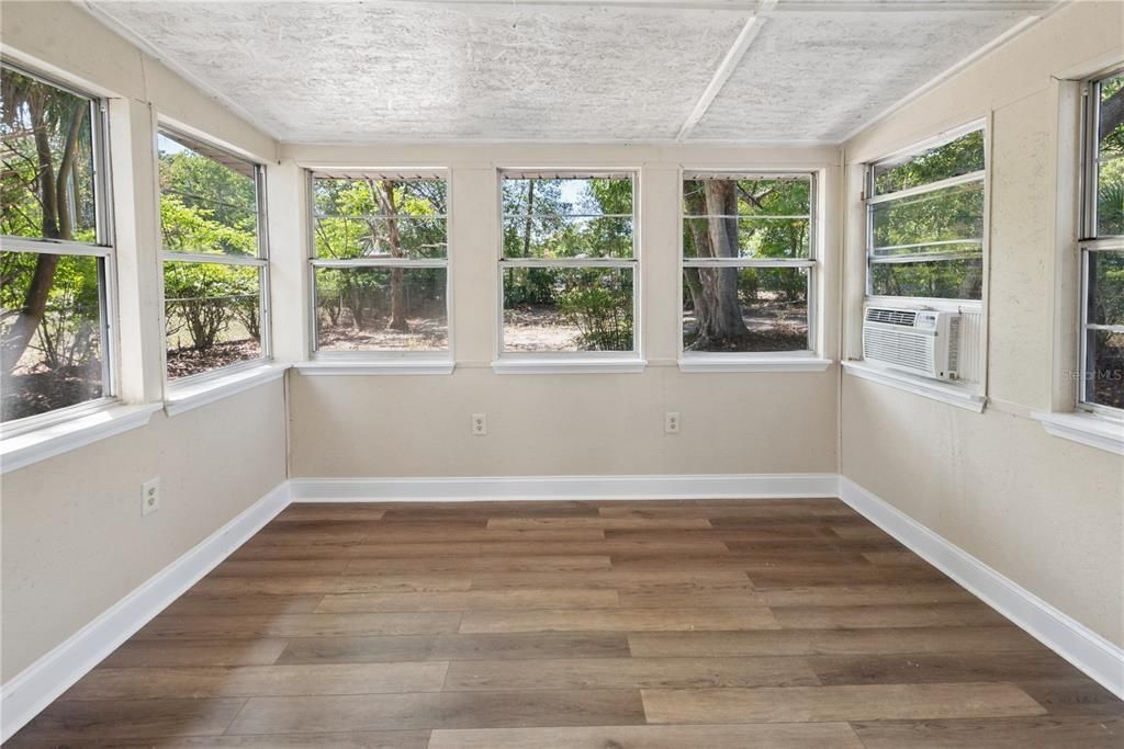 For Sale: $259,900 (3 beds, 2 baths, 1254 Square Feet)