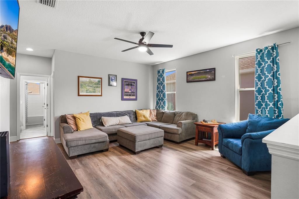 Activo con contrato: $950,000 (5 camas, 4 baños, 3635 Pies cuadrados)