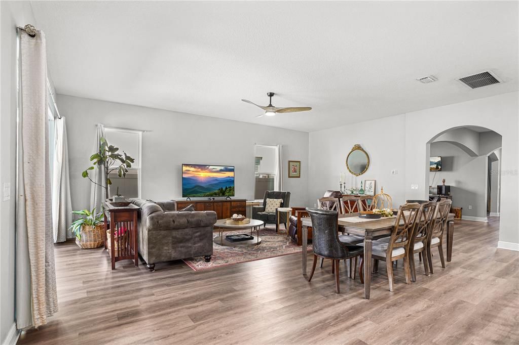 Activo con contrato: $950,000 (5 camas, 4 baños, 3635 Pies cuadrados)