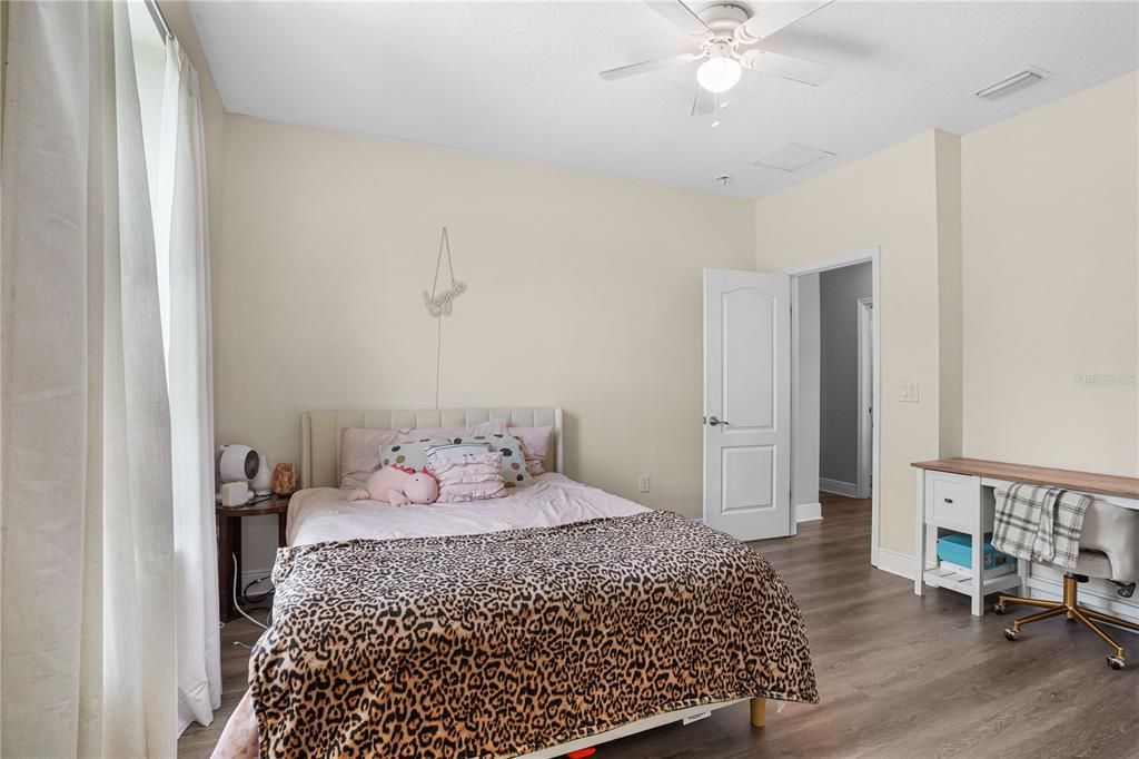 Activo con contrato: $950,000 (5 camas, 4 baños, 3635 Pies cuadrados)