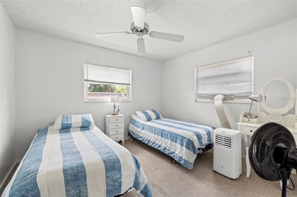 For Sale: $180,000 (2 beds, 1 baths, 980 Square Feet)