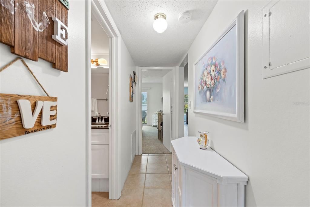 For Sale: $180,000 (2 beds, 1 baths, 980 Square Feet)