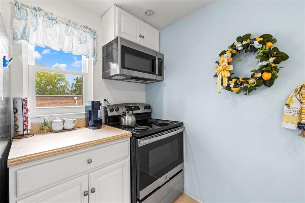 For Sale: $180,000 (2 beds, 1 baths, 980 Square Feet)