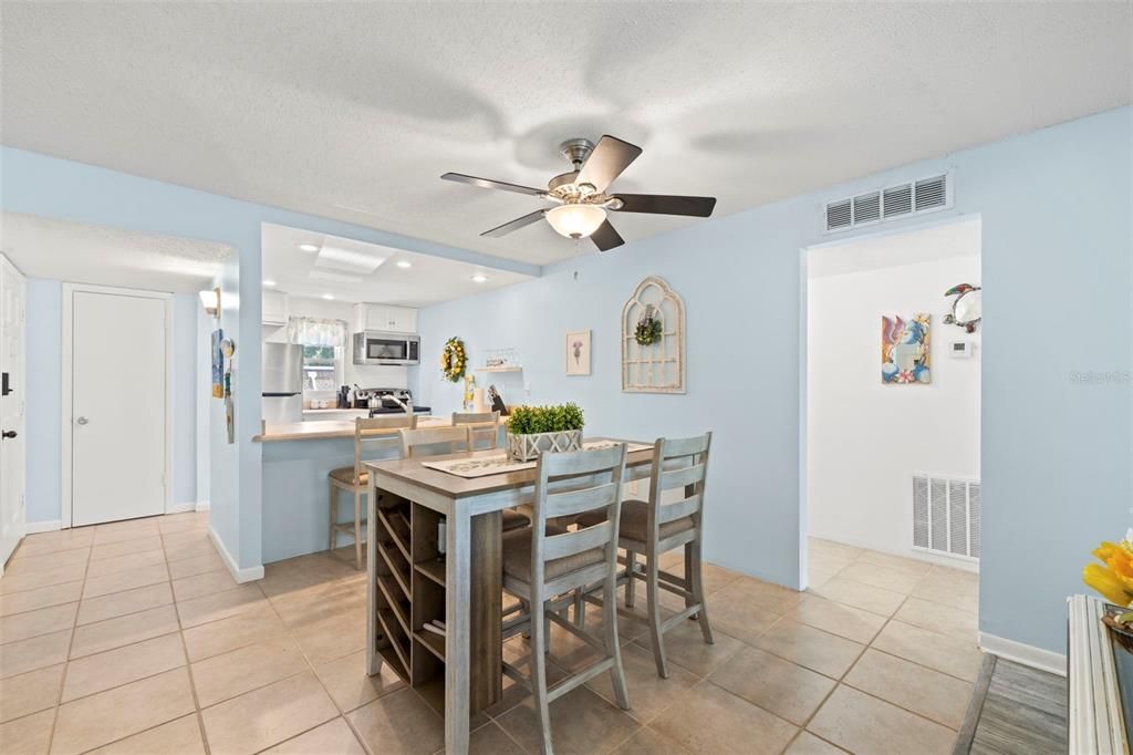 For Sale: $180,000 (2 beds, 1 baths, 980 Square Feet)