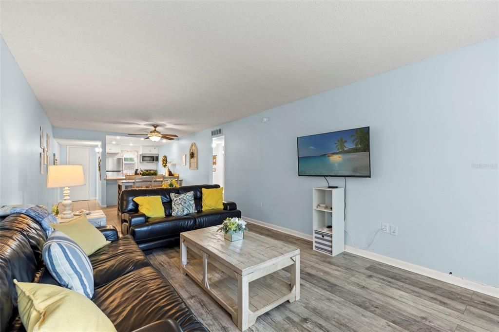 For Sale: $180,000 (2 beds, 1 baths, 980 Square Feet)