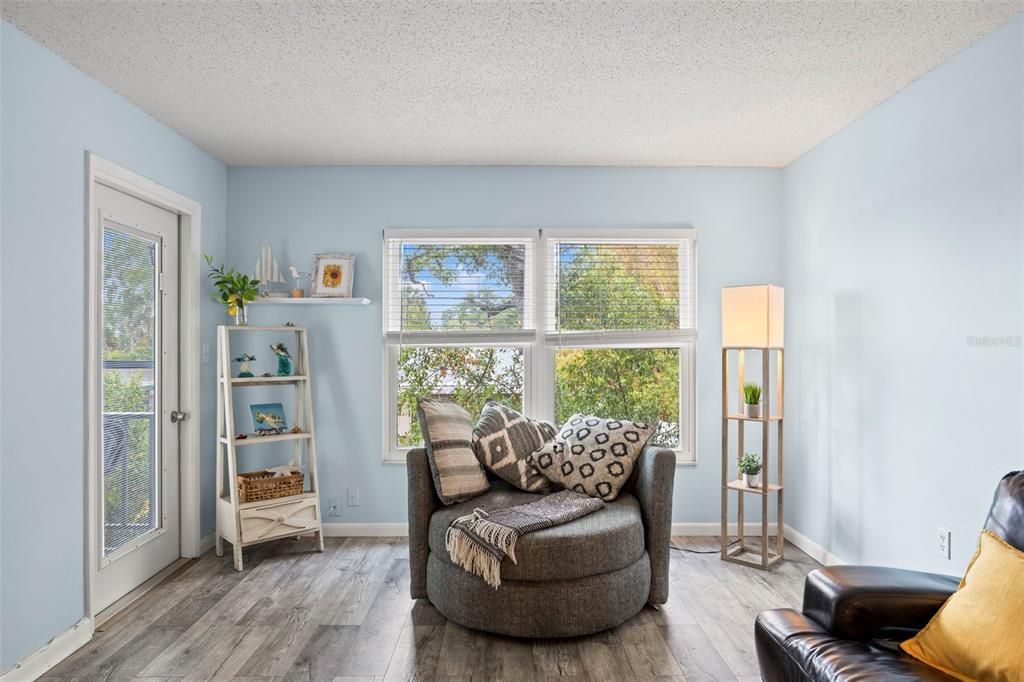 For Sale: $180,000 (2 beds, 1 baths, 980 Square Feet)