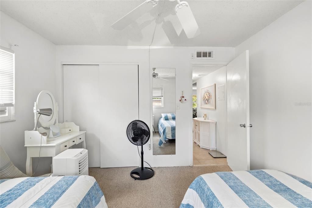 For Sale: $180,000 (2 beds, 1 baths, 980 Square Feet)