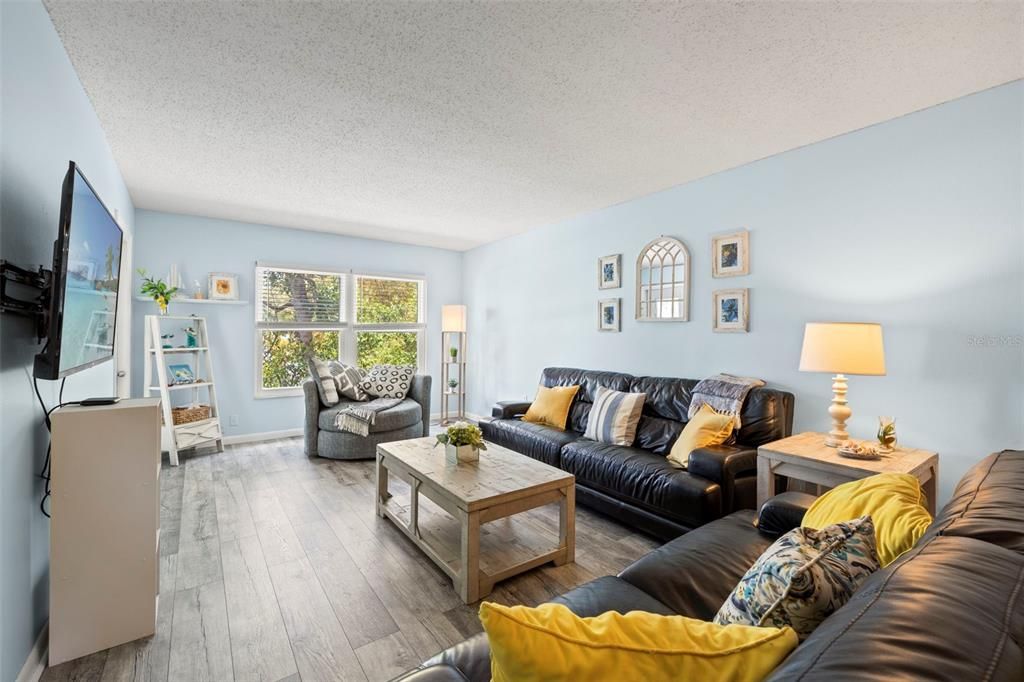 For Sale: $180,000 (2 beds, 1 baths, 980 Square Feet)