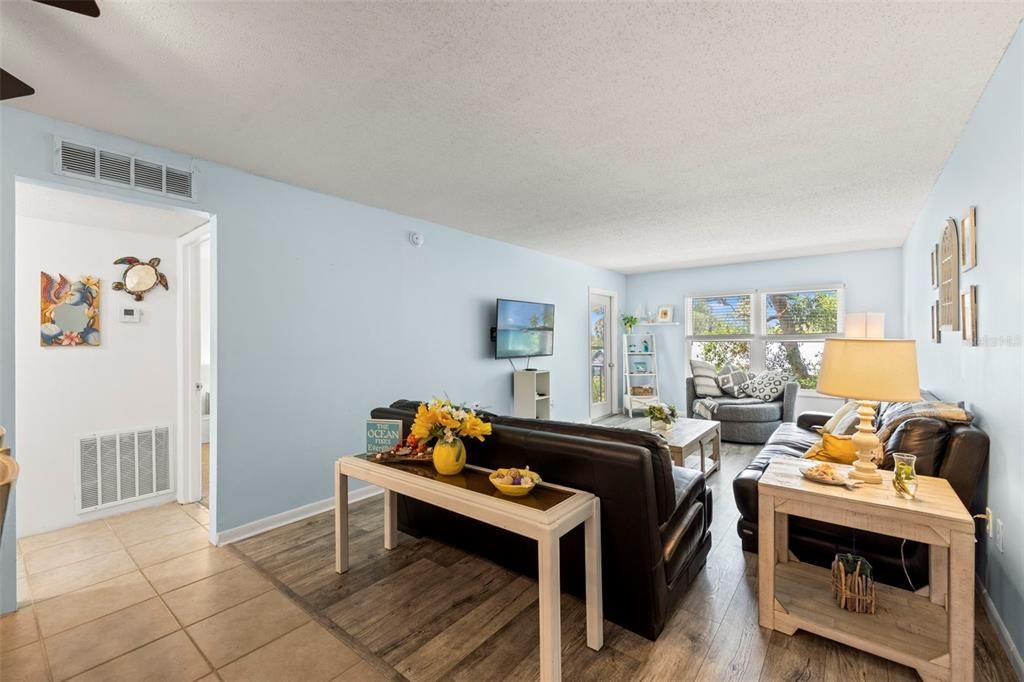 For Sale: $180,000 (2 beds, 1 baths, 980 Square Feet)