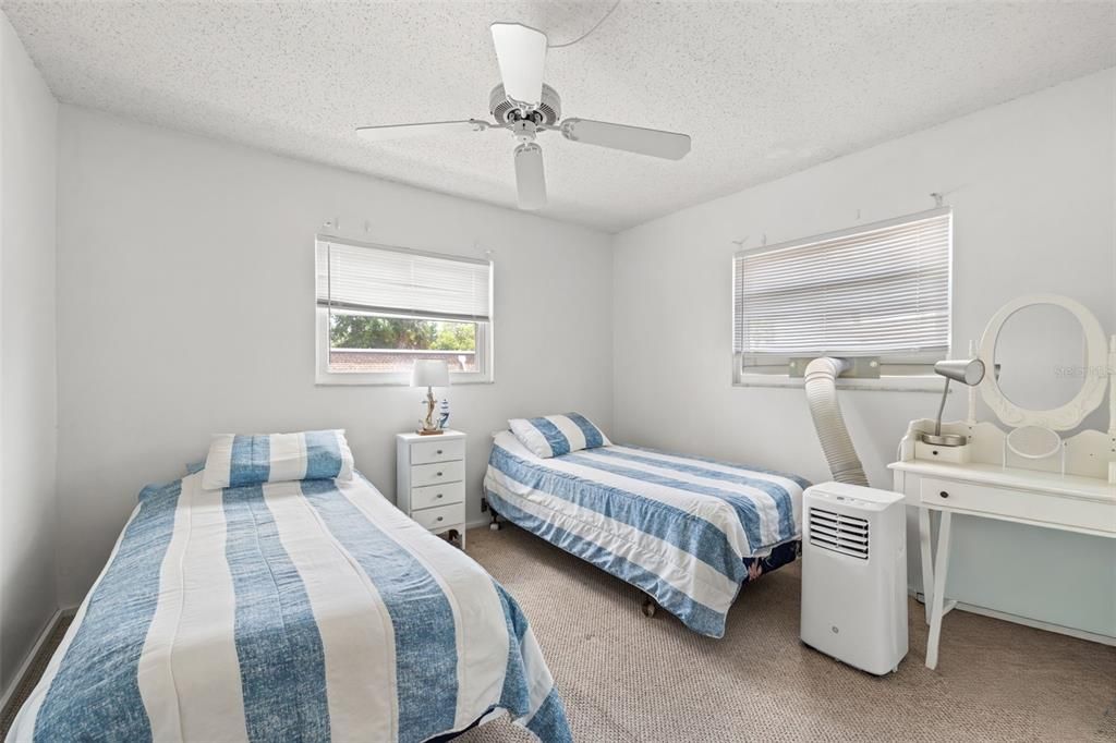 For Sale: $180,000 (2 beds, 1 baths, 980 Square Feet)