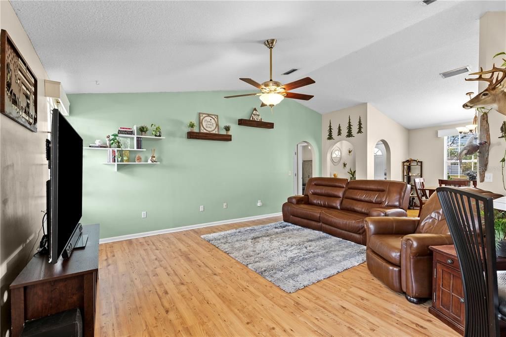 For Sale: $284,900 (3 beds, 2 baths, 1594 Square Feet)