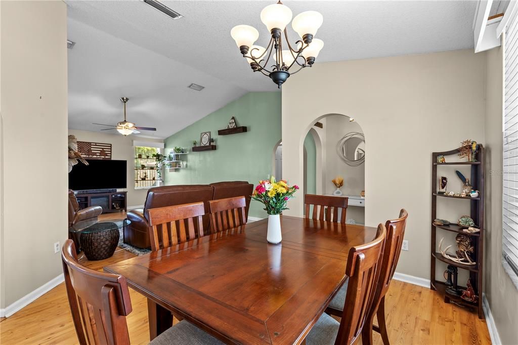 For Sale: $284,900 (3 beds, 2 baths, 1594 Square Feet)