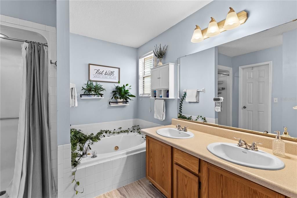 For Sale: $284,900 (3 beds, 2 baths, 1594 Square Feet)
