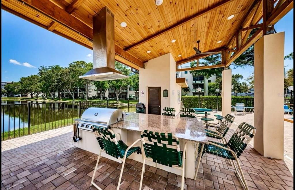 Activo con contrato: $117,000 (2 camas, 2 baños, 830 Pies cuadrados)