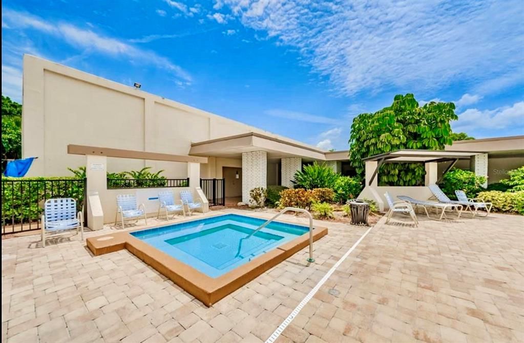 Activo con contrato: $117,000 (2 camas, 2 baños, 830 Pies cuadrados)