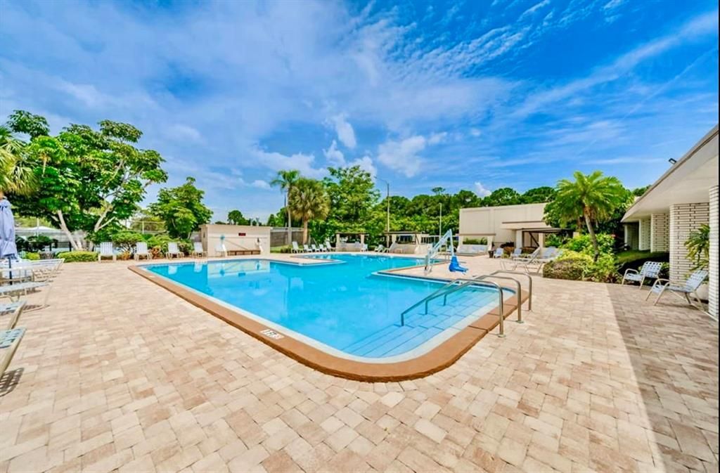 Activo con contrato: $117,000 (2 camas, 2 baños, 830 Pies cuadrados)