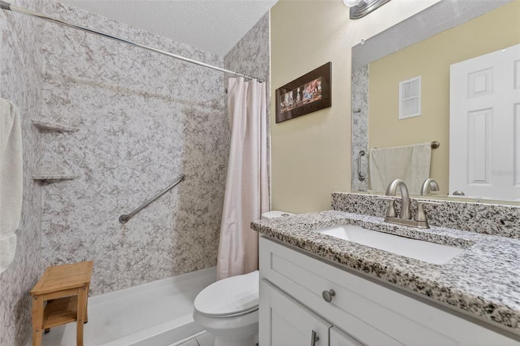 Activo con contrato: $117,000 (2 camas, 2 baños, 830 Pies cuadrados)