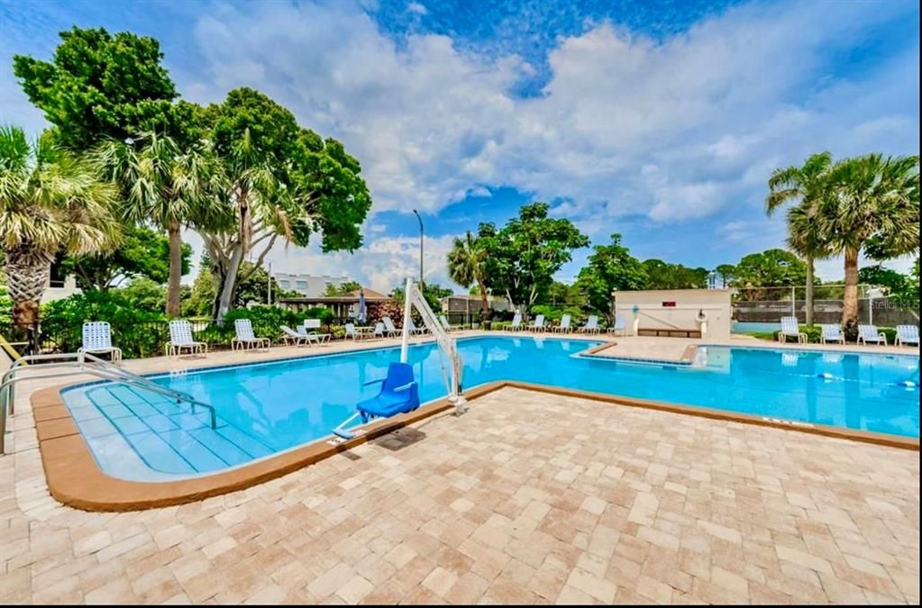 Activo con contrato: $117,000 (2 camas, 2 baños, 830 Pies cuadrados)