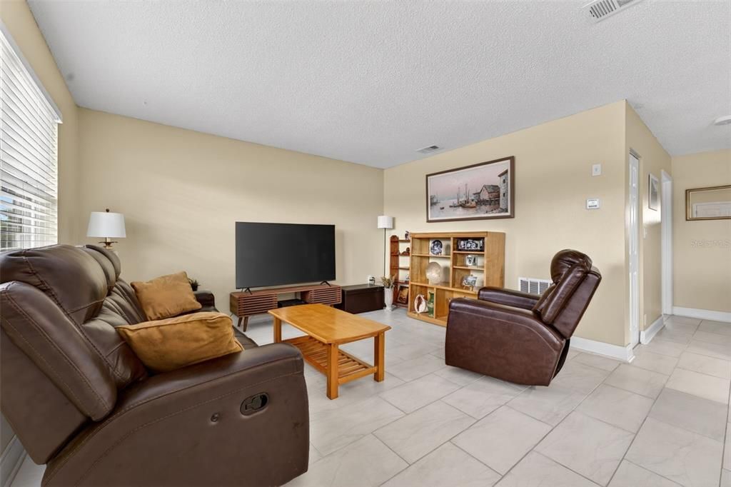 Activo con contrato: $117,000 (2 camas, 2 baños, 830 Pies cuadrados)