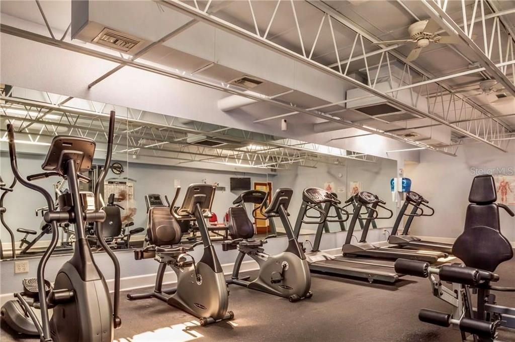 Activo con contrato: $117,000 (2 camas, 2 baños, 830 Pies cuadrados)