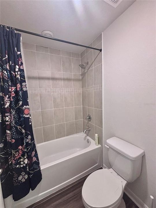 Activo con contrato: $2,295 (3 camas, 2 baños, 1946 Pies cuadrados)