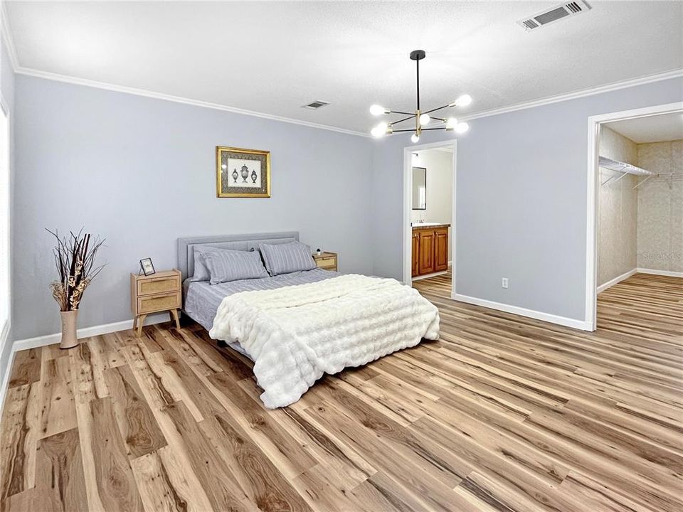 For Sale: $270,000 (5 beds, 3 baths, 2016 Square Feet)