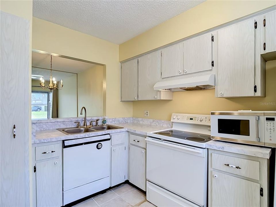 For Sale: $74,500 (1 beds, 1 baths, 714 Square Feet)