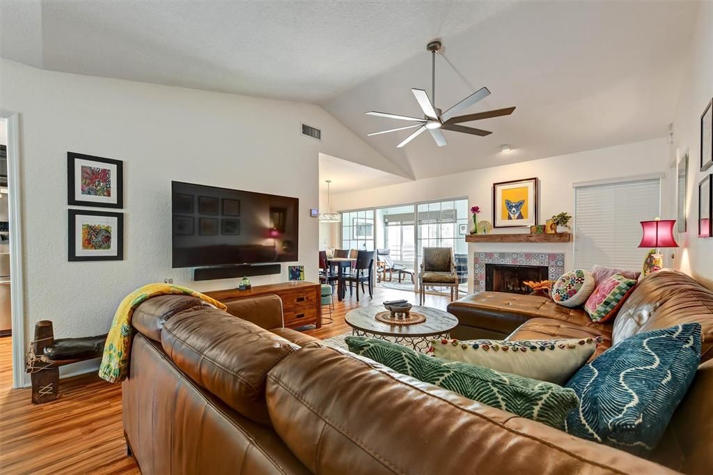 For Sale: $299,000 (2 beds, 2 baths, 1110 Square Feet)