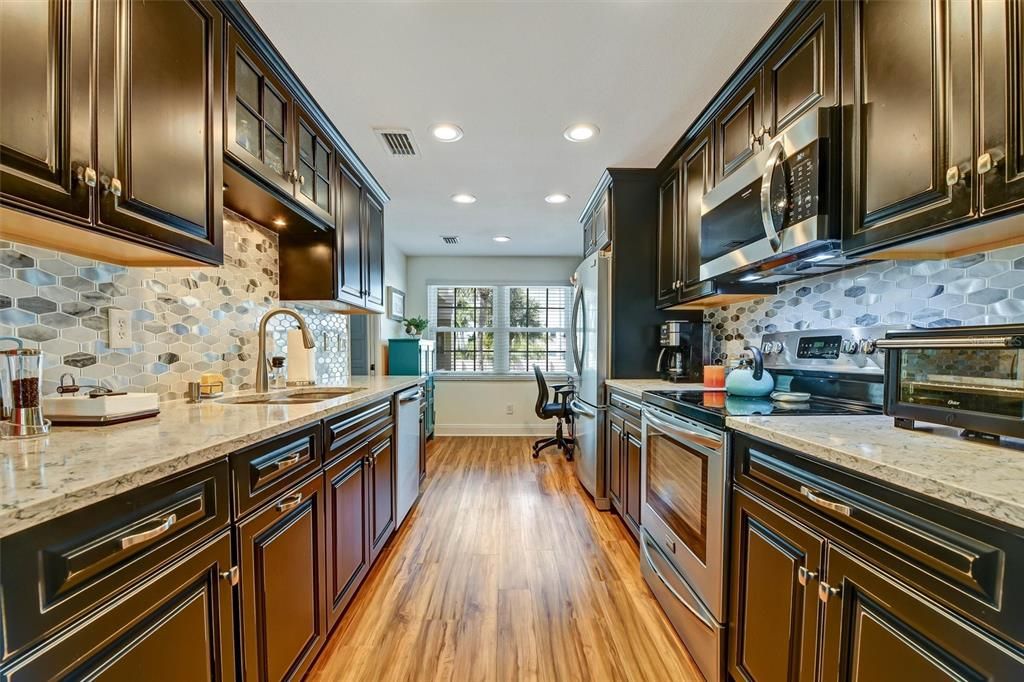 For Sale: $299,000 (2 beds, 2 baths, 1110 Square Feet)