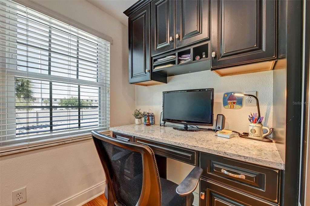 For Sale: $299,000 (2 beds, 2 baths, 1110 Square Feet)