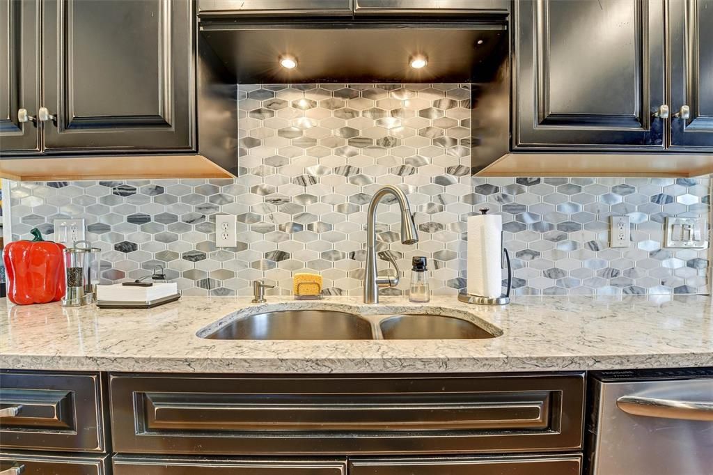 For Sale: $299,000 (2 beds, 2 baths, 1110 Square Feet)