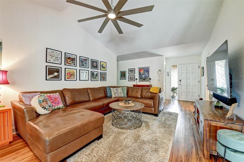 For Sale: $299,000 (2 beds, 2 baths, 1110 Square Feet)