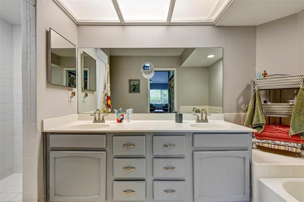 For Sale: $299,000 (2 beds, 2 baths, 1110 Square Feet)
